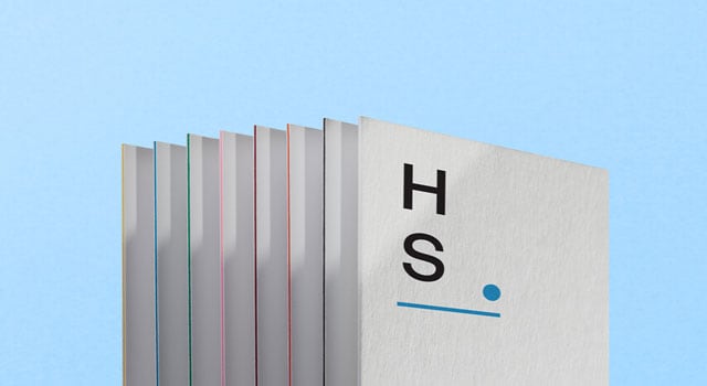 Sammlung von MOO Luxe-Druckmaterialien, einschließlich Premium-Briefpapier, Luxus-Visitenkarten und hochwertigen Notizkarten mit farbiger Naht